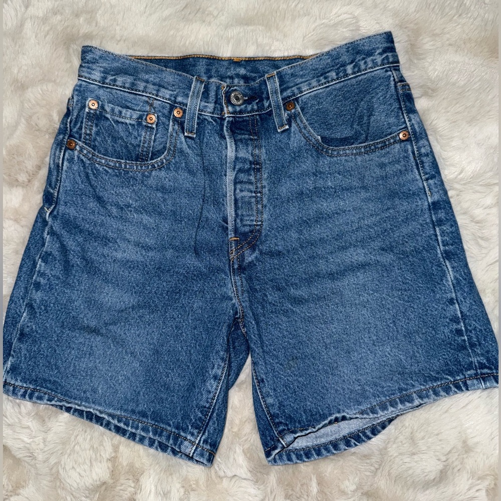 Levi’s shorts
Women’s high waisted mom shorts